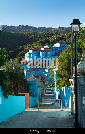 JUZCAR, Spanien - ca. Juni 2011: Gasse des Dorfes blau lackiert ca. Juni 2011 in Malaga, Spanien. Stockfoto