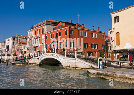 Brücke Ponte Lungo im Bezirk Dorsoduro, Eingang des Rio di San Trovaso Canal - Venedig, Venezia, Italien, Europa Stockfoto