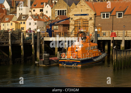 Die RNLI-Rettungsboot George und Mary Webb Ankern außerhalb der Rettungsstation im Hafen von Whitby. Stockfoto