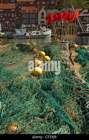 Fischernetze ausgebreitet auf Whitby Kai. Stockfoto