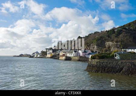 Häuser an der Strandpromenade in Aberdovey auf der Nordseite der Mündung des Flusses Dyfi in Gwynedd. Stockfoto