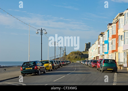 Parken außerhalb der bunten Häuser auf neue Promenade. Stockfoto