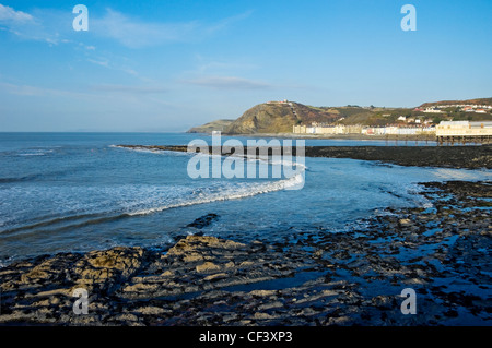North Beach und Royal Pier, die erste Seebrücke 1865, am Strand von Aberystwyth in Wales eröffnet. Stockfoto