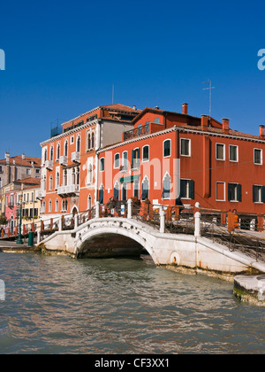 Brücke Ponte Lungo im Bezirk Dorsoduro, Eingang des Rio di San Trova Canal - Venedig, Venezia, Italien, Europa Stockfoto