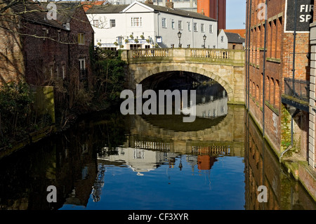 FOSS-Bridge, ein 19. Jahrhundert georgischen Gritstone Brücke über den Fluss Foss. Stockfoto