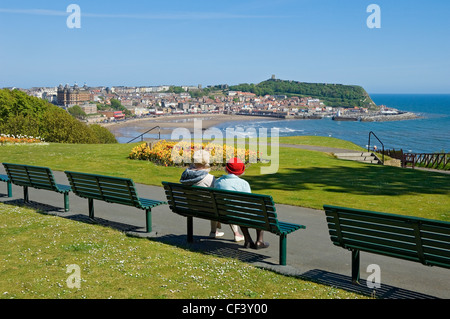 Zwei ältere Frauen sitzen auf einer Bank, Blick auf das Meer über South Bay Beach. Stockfoto
