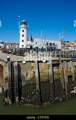 Scarborough-Leuchtturm, erbaut auf Vincents Pier angrenzenden Hafen und South Beach im Jahre 1806. Stockfoto