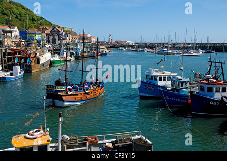 Touristen an Bord der Hispaniola, einen verkleinerten Piraten Schiff, den Hafen verlassen. Stockfoto