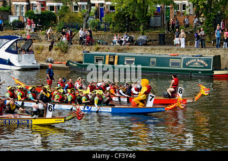 Mannschaften konkurrieren in York Rotary-Drachenbootrennen auf dem Fluss Ouse wird vorbereitet. Stockfoto