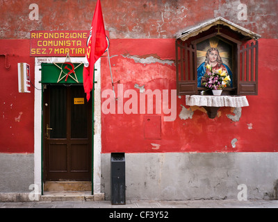 Straße Altar an der Wand des Büros der kommunistischen Partei Italiens in Castello Bezirk - Venedig, Venezia, Italien, Europa Stockfoto
