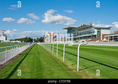 York Racecourse, eine Pferderennbahn, auf den Knavesmire gelegen. Stockfoto