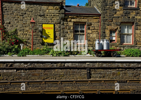 Eine alte Anzeige für Woodbine Zigaretten auf der Plattform des Bahnhof Goathland auf der North Yorkshire Moors Railway. Stockfoto