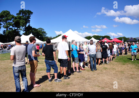 Warteschlange für Bier in The Great Kiwi Beer Festival, Hagley Park, Christchurch, Canterbury District, Neuseeland Stockfoto