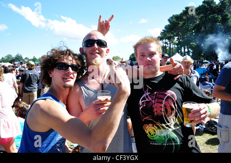 Junge Nachtschwärmer bei The Great Kiwi Beer Festival, Hagley Park, Christchurch, Canterbury District, Neuseeland Stockfoto