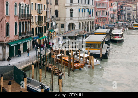 Vaporetto Wasserbus am Rialto stoppen am Canal Grande-Venedig, Venezia, Italien, Europa Stockfoto