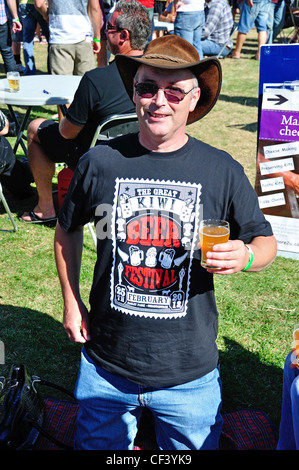 Männliche Zecher bei The Great Kiwi Beer Festival, Hagley Park, Christchurch, Canterbury District, Neuseeland Stockfoto