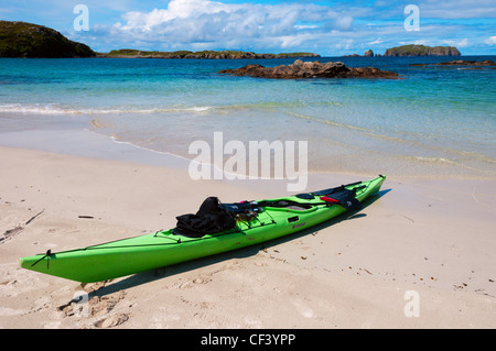 Eine Kajak hochgezogen auf einem leeren Strand auf Great Bernera in den äußeren Hebriden. Stockfoto