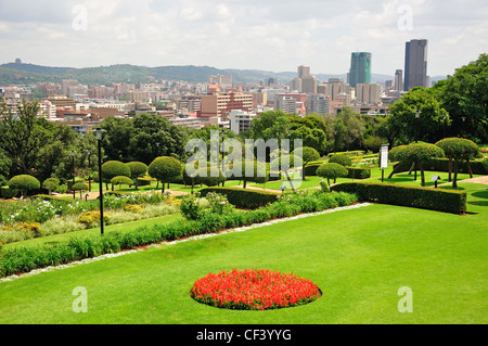 Blick auf die Stadt von den terrassenförmig angelegten Gärten, The Union Buildings, Meintjieskop, Pretoria, Provinz Gauteng, Südafrika Stockfoto