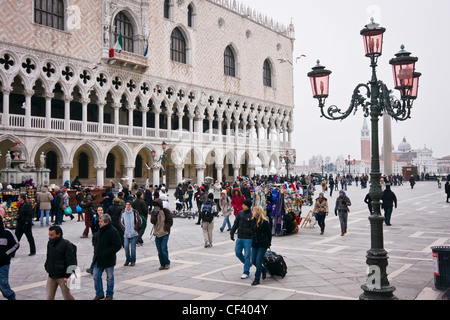 Touristenmassen auf der Piazzetta San Marco vor Dogenpalast - Venedig, Venezia, Italien, Europa Stockfoto