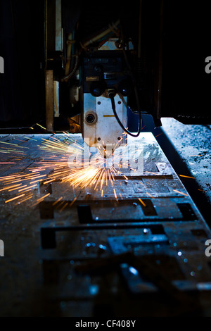 Laserschneiden mit Funken hautnah Stockfoto
