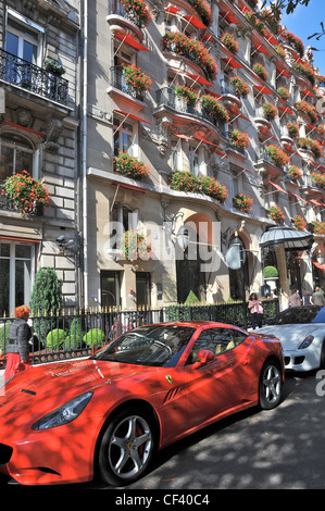 Luxus-Autos vor der Plaza Athenée Hotel Avenue Montaigne Paris Frankreich Stockfoto