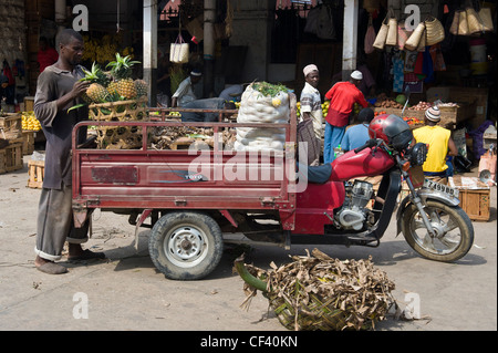 Landwirt liefert Ananas mit einem Tuk-Tuk auf den Markt in Stone Town Sansibar Tansania Stockfoto