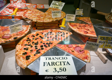 Mehrere Varianten von Pizzen, angezeigt in einer Pizzeria Schaufenster - Venedig, Venezia, Italien, Europa Stockfoto