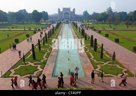 Indien, Uttar Pradesh, Agra, Taj Mahal, Südtor, Mughal Gärten, Stockfoto