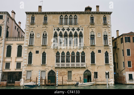 Fassade des Palazzo Bernardo Palast (15. Jh.) auf dem Canal Grande-Venedig, Venezia, Italien, Europa Stockfoto