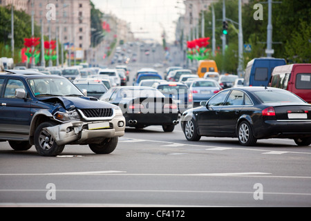 Auto hat bei einem Unfall auf dem Hintergrund der großen Stau Stockfoto