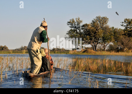 Makoro und Poler auf dem Okavango-Fluss Stockfoto