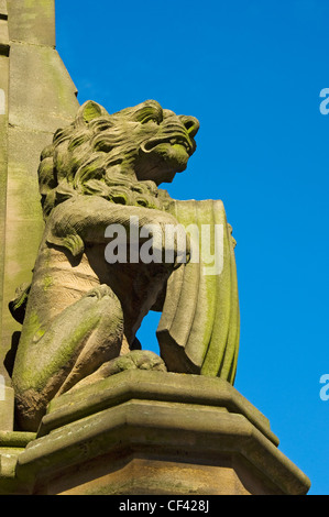 Löwen an der Basis der Queen-Victoria-Statue in Bahnhofsplatz. Stockfoto