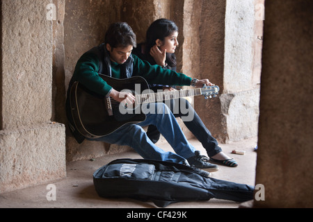 Boutiquen und Geschäfte in Hauz Khas Dorf in Süd-Delhi, Indien. In der Nähe der Ruinen von Feroz Shah 14. Jahrhundert Medrassa. Stockfoto