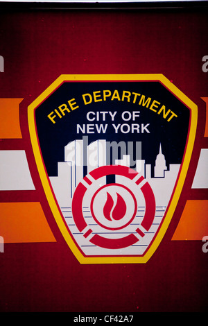 New York City Fire Department Emblem auf ein Feuerwehrauto Stockfoto