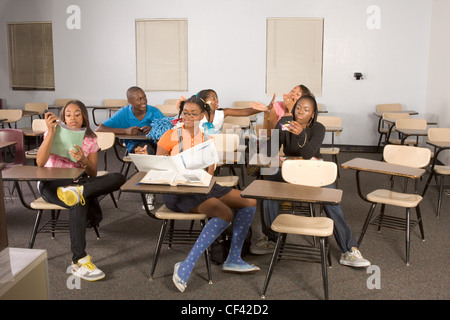 High School Klassenzimmer mit sechs Kinder, einen jungen und fünf Mädchen, so dass chaos Stockfoto