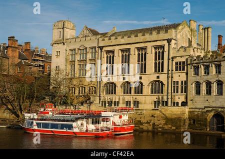 Sportboote vor Anker neben der Guildhall am Fluss Ouse. Stockfoto