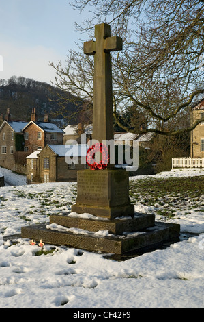 Schnee Teppiche den Boden unter dem Kriegerdenkmal am Hutton-le-Hole Dorf. Stockfoto