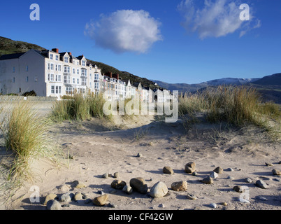 Blick über Sanddünen in Barmouth Bucht in Richtung viktorianischen Gebäude an der Promenade. Stockfoto