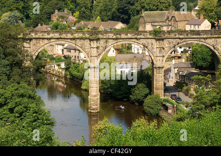 Blick auf den Eisenbahnviadukt über den Fluß Nidd bei Knaresborough. Stockfoto