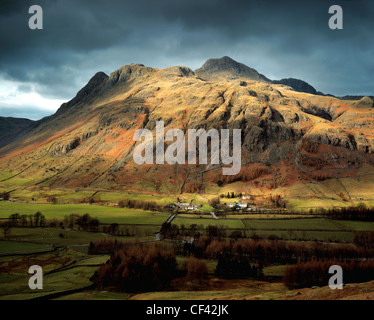 Blick über das abgelegene und robuste Langdale Tal im Lake District. Stockfoto