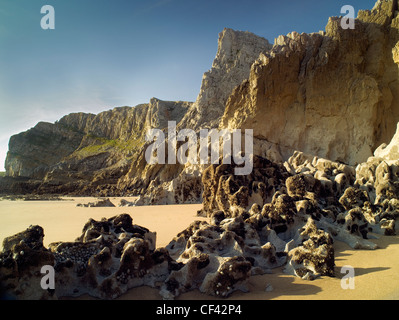 Goldstrand von verwitterten Felsen und majestätischen Klippen in der Mewslade Bucht. Stockfoto