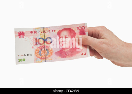 Eine chinesische 100 Yuan mit dem Porträt von Mao Zedong Rechnung ist in der Hand, Hintergrund weiß gehalten. Stockfoto