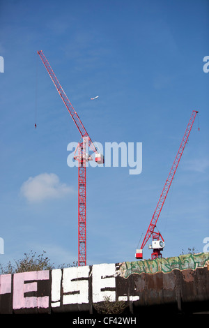 Große Baukräne gegen den Himmel, London, England, Großbritannien. Stockfoto