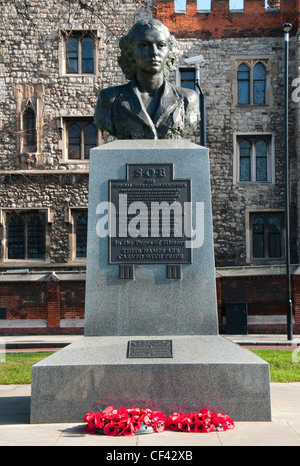 Eine Statue von Agent Violette Szabo des SOE auf Albert Embankment in London England UK Stockfoto