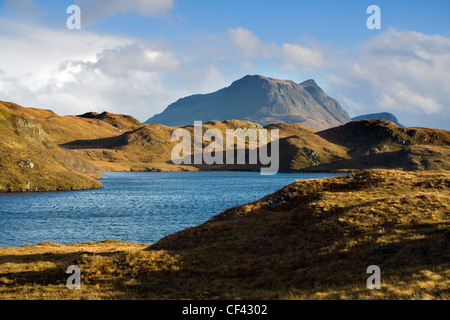 Blick über die entfernten Loch Buine Moiré in den schottischen Highlands Nord. Stockfoto