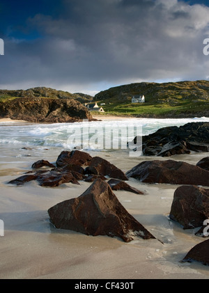 Wellen ans Ufer während der Flut im abgelegenen und malerischen Clachtoll Bay. Stockfoto