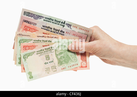 Viele verschiedene indische Rupie Rechnungen mit dem Porträt von Mahatma Gandhi sind in der Hand, weißen Hintergrund gehalten. Stockfoto