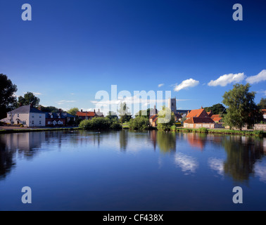 Blick über eine der mehrere große Teiche zum malerischen Dorf große Massingham. Stockfoto