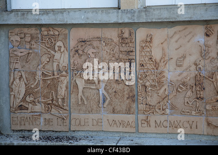 Reliefs am Musée Uxellodenum bei Vayrac in Quercy Stockfoto