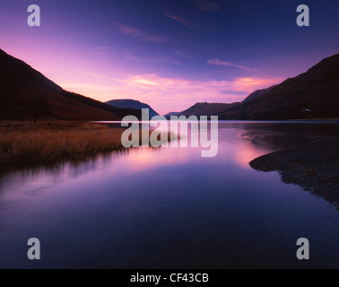 Blick über den stillen Wassern des Buttermere im Lake District bei Sonnenuntergang. Stockfoto